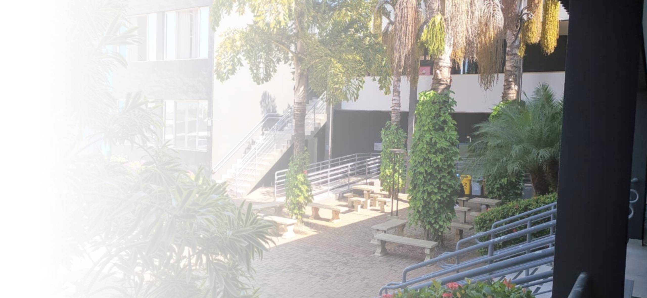 Foto do pátio da Universidade Positivo - campus Londrina